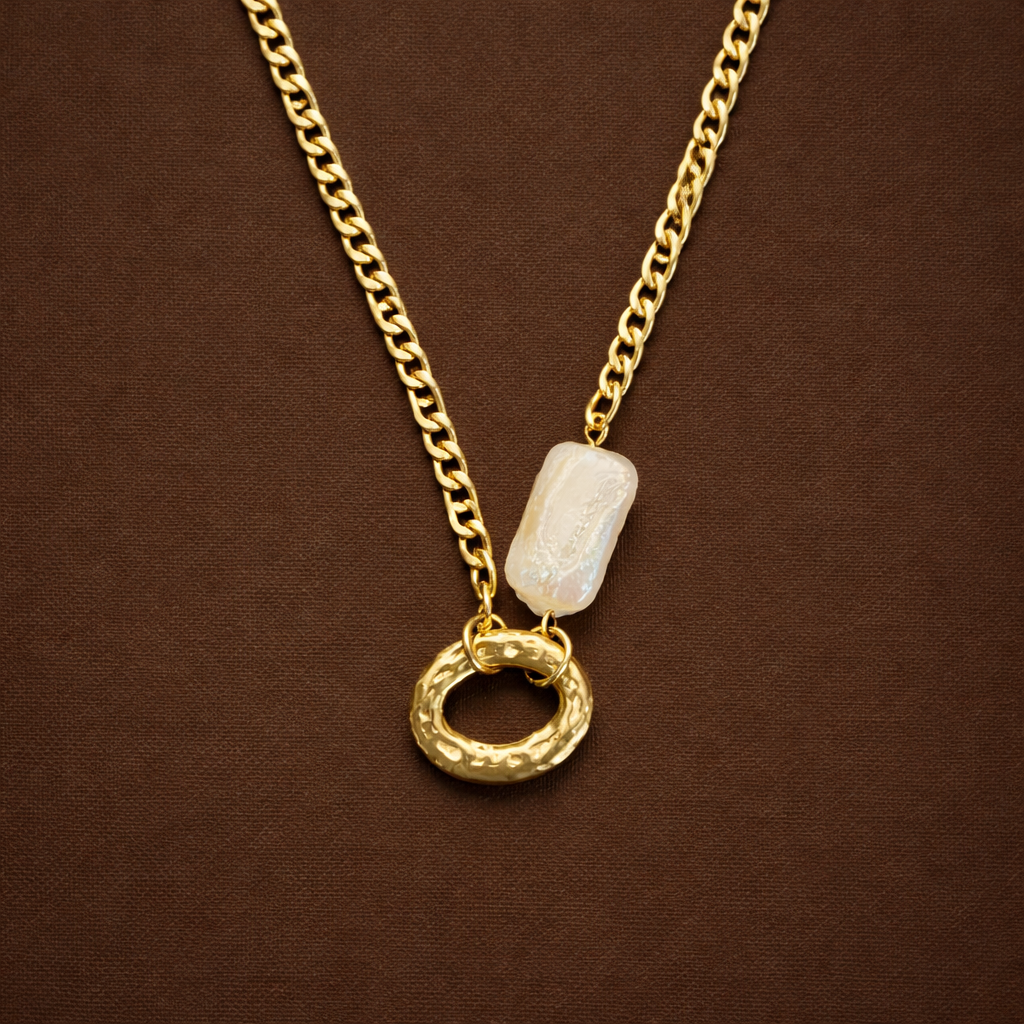 Colar Pendente Dourado com Pérola Irregular