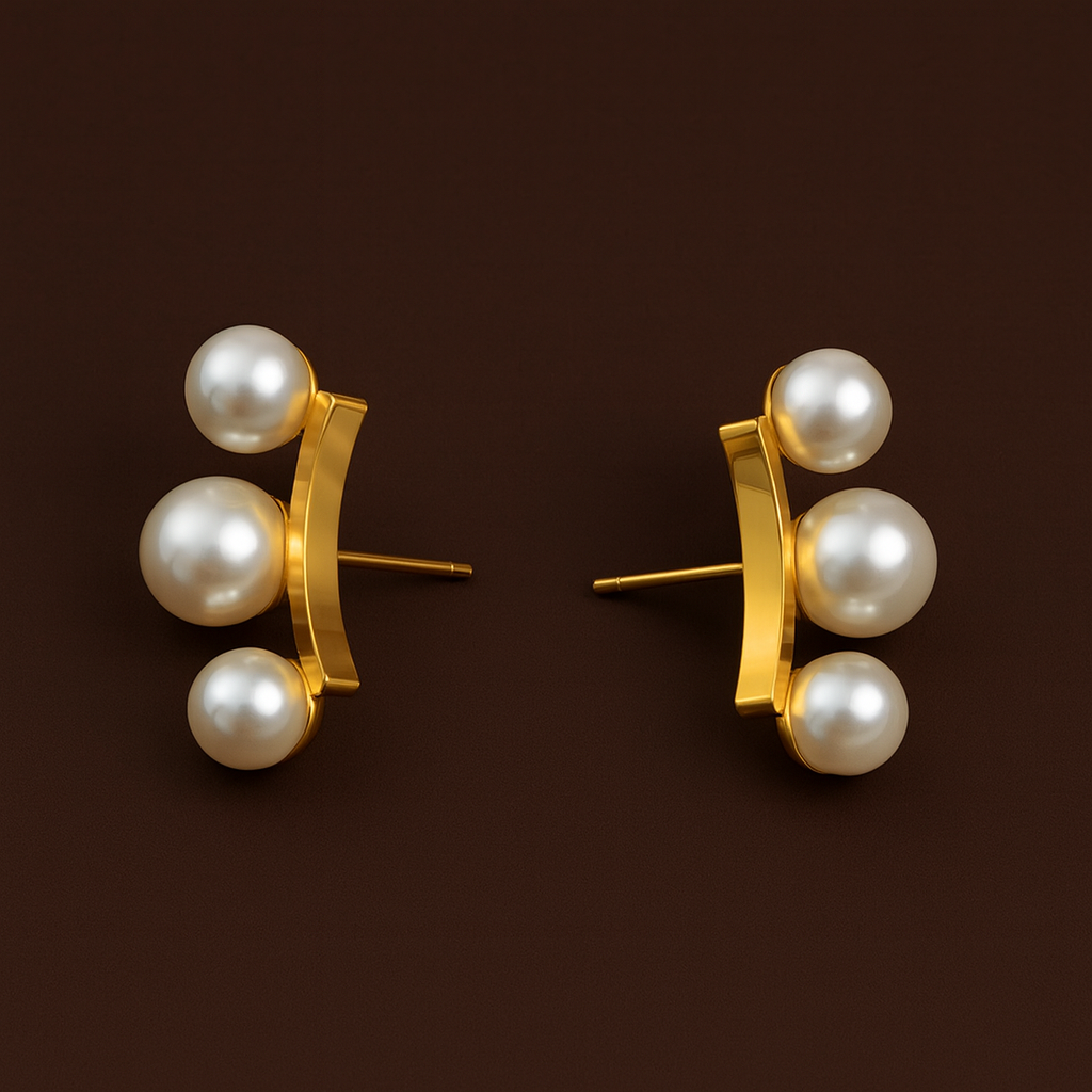 Brincos Dourados com Três Pérolas