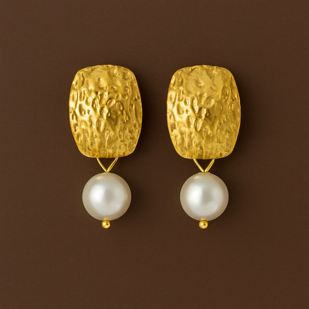Brincos Irregulares Dourados com Pérola