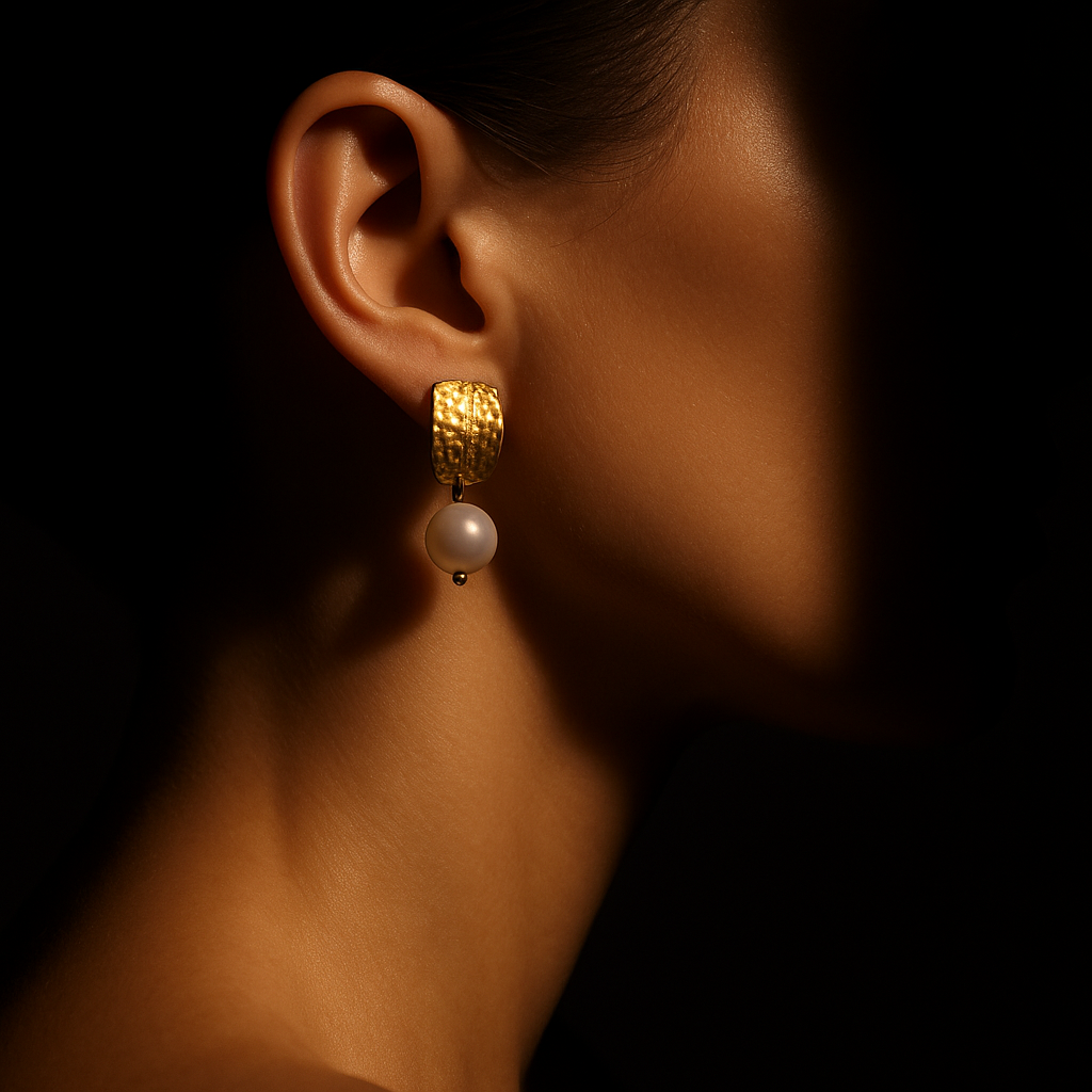 Brincos Irregulares Dourados com Pérola