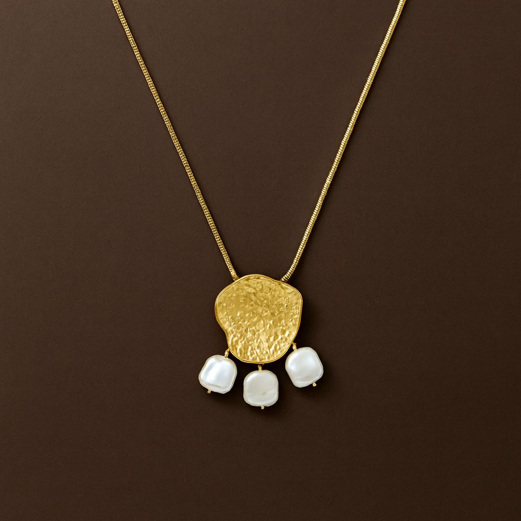 Colar Dourado com Três Pérolas