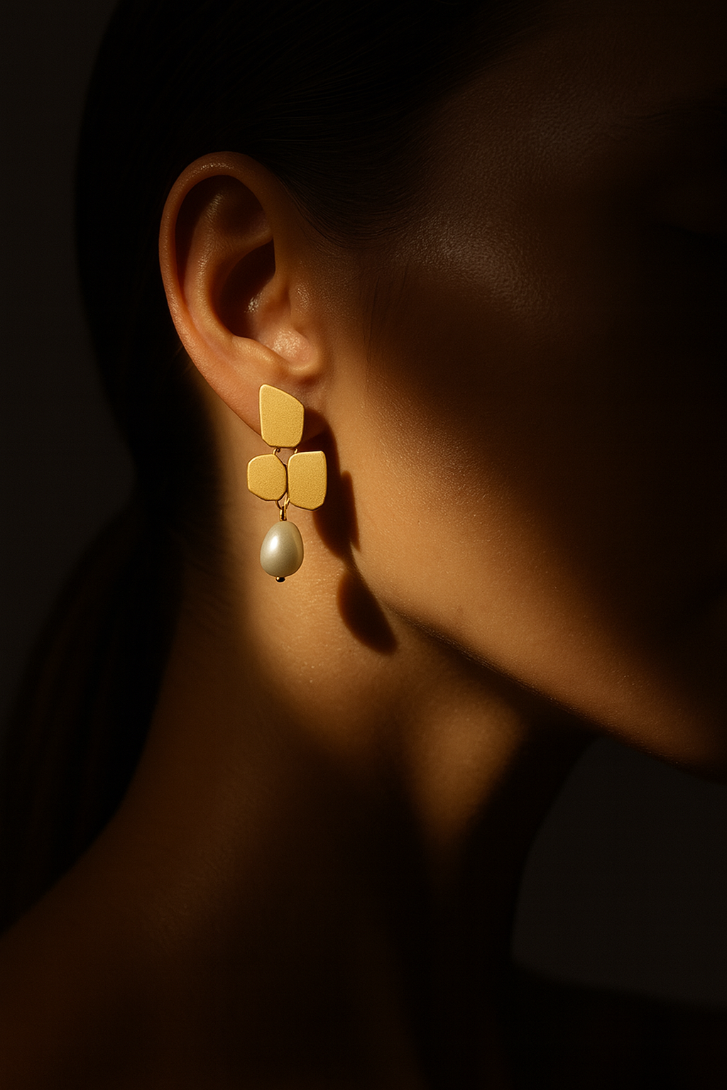 Brincos Dourados Folhas com Pérola