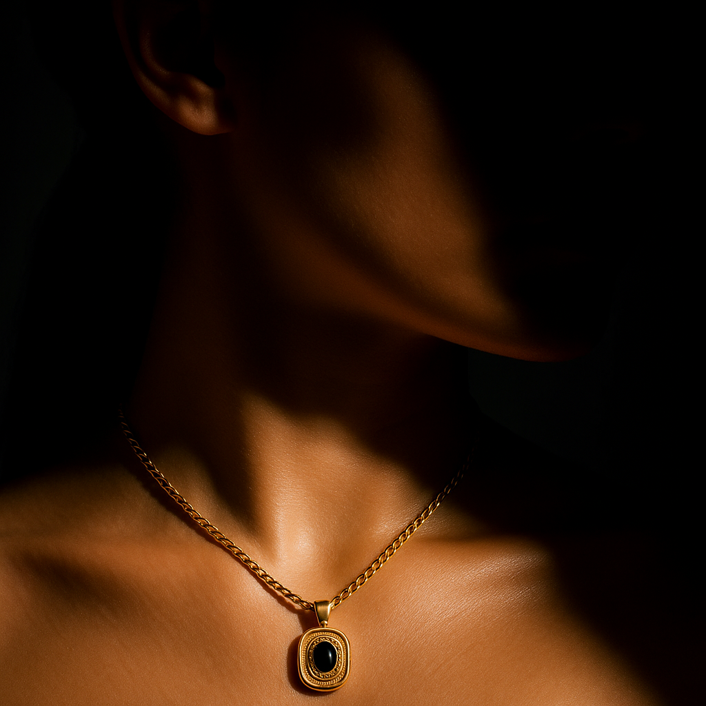 Colar Dourado com Zircónia Preta Oval