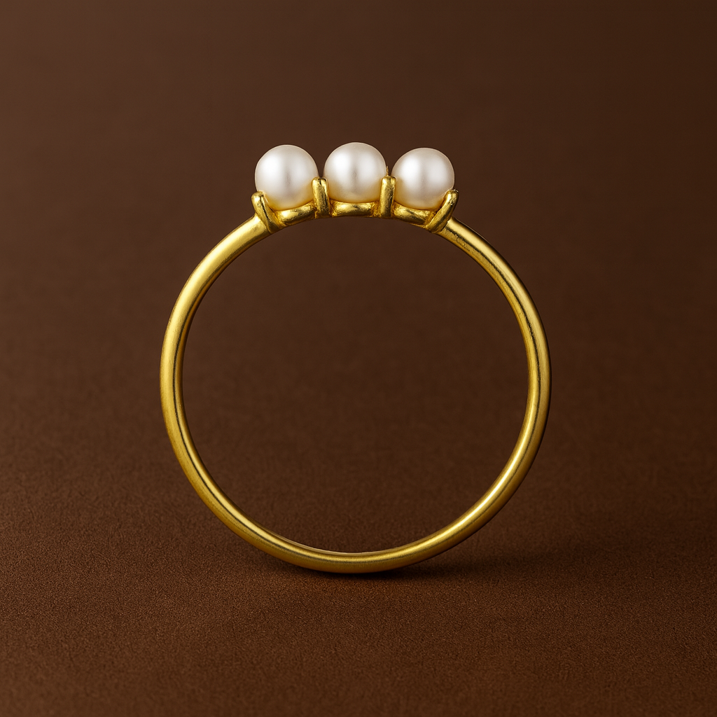 Anel Dourado com Três Pérolas