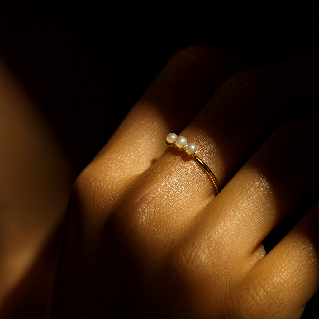 Anel Dourado com Três Pérolas