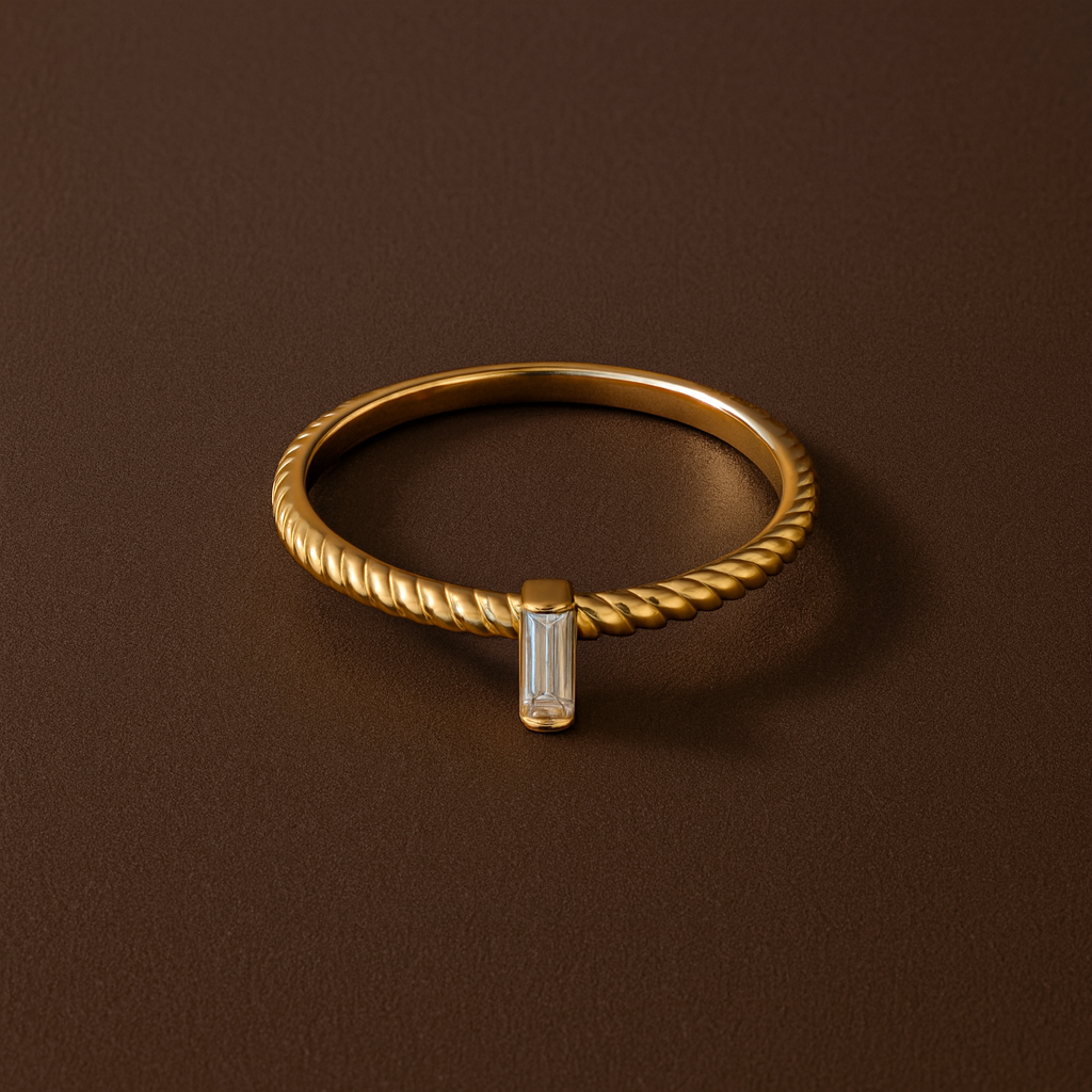 Anel Dourado com Zircónia Branca