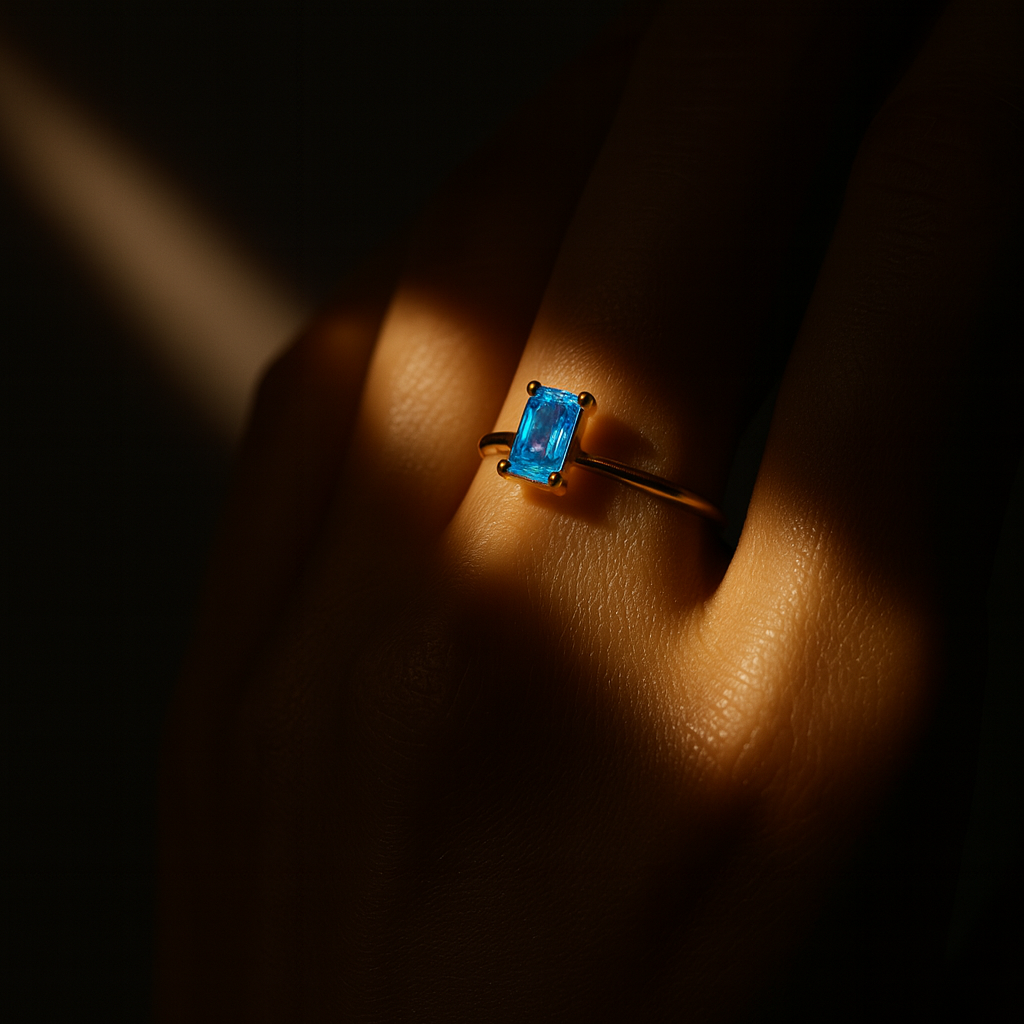 Anel Dourado com Zircónia Azul