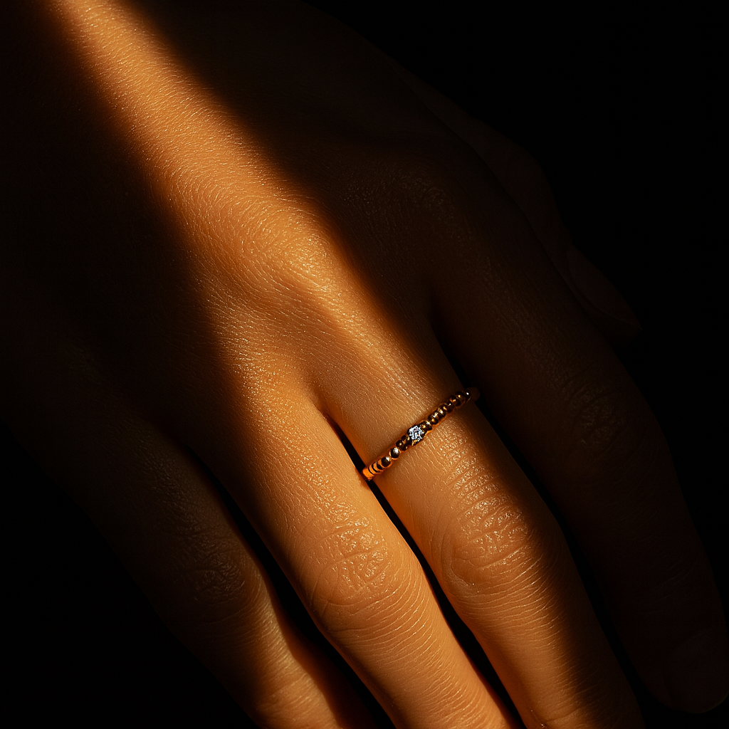 Anel Dourado com Zircónia Branca