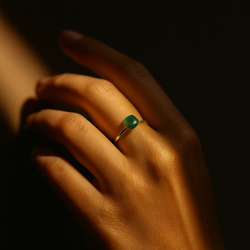 Anel Dourado com Pedra Natural - Onix Verde