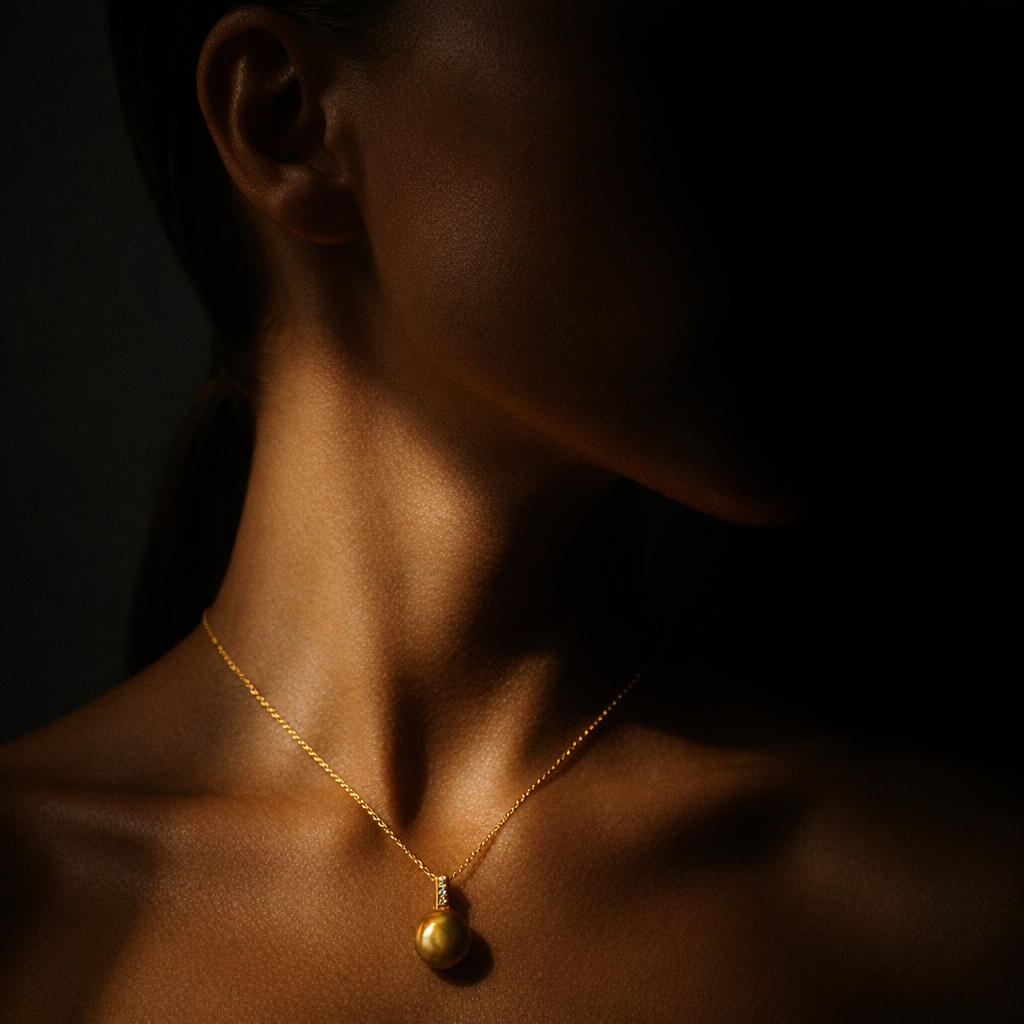 Colar Esfera Dourado com Três Zircónias